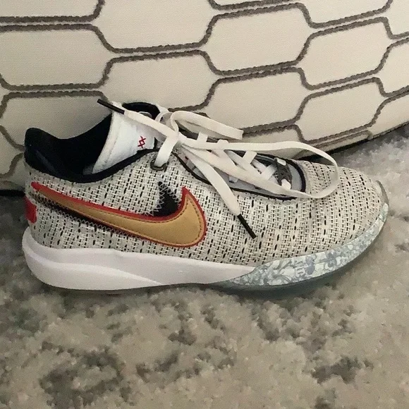 LeBron James 20’s - Picture 3 of 6